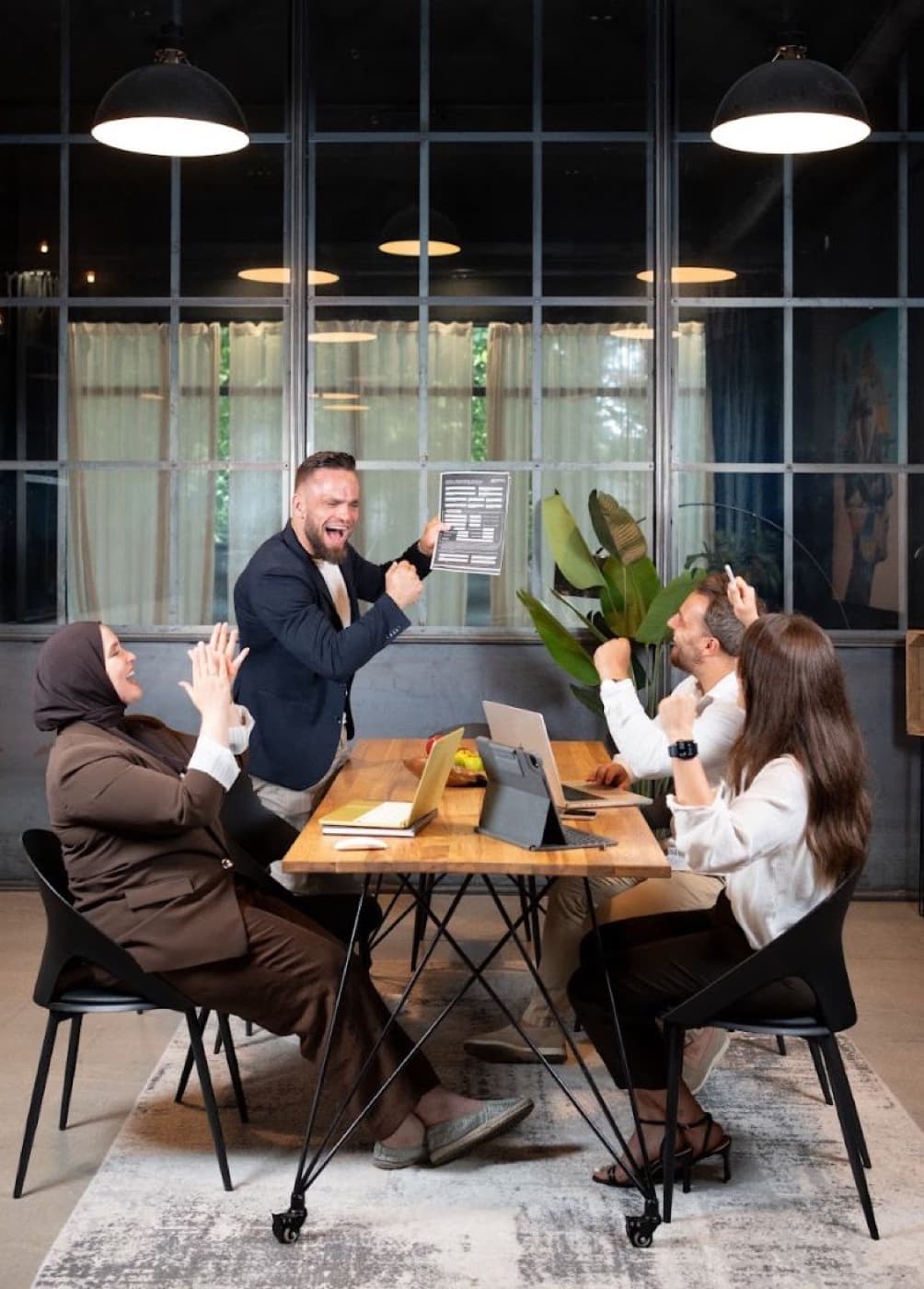 Das pottseo-Team um Jerome Torkel, Head of Sales Das pottseo-Team feiert ein Kundenergebnis am Besprechungstisch